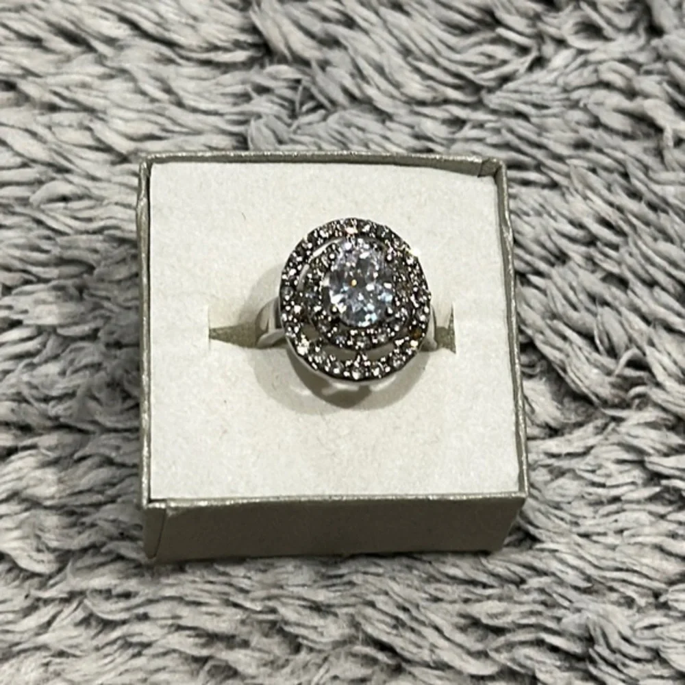 Costume jewelry cocktail ring size 6